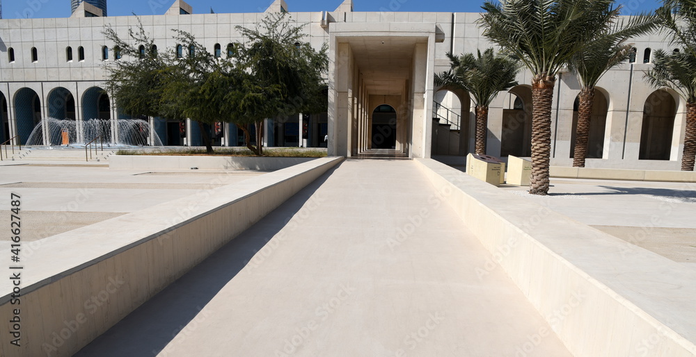 Langer weg zum Eingang von Qasr Al Hosn