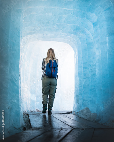 Junge Frau läuft durch den Rhone Gletscher und erkundet das Unbekannte  © Florian Blickle