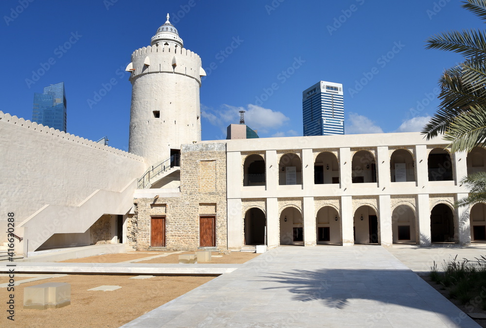 Innenhof des Qasr Al Hosn mit Hochhäusern im Hintergrund