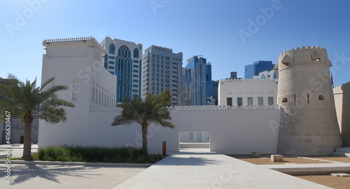 Weißes Qasr Al Hosn vor der Hochhauskulisse von Abu Dhabi photo