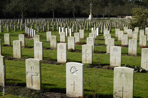 Weiße genormte Grabsteine auf dem Kriegsgräberfriedhof des Kölner Südfriedhof. Soldatenfriedhof aus dem zweiten Weltkrieg.