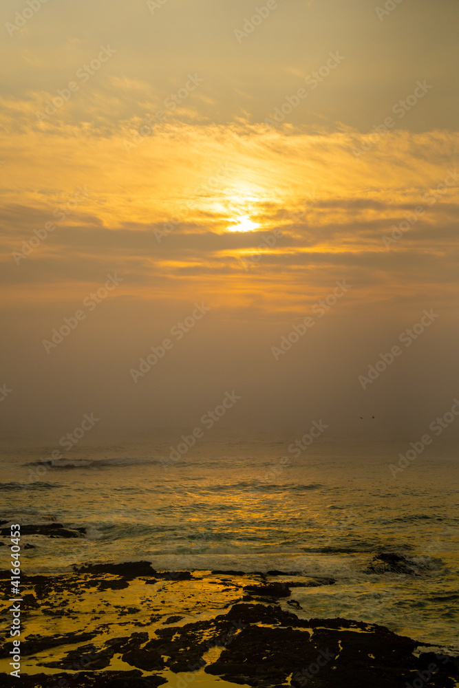 Obraz premium Sunset on a foggy evening at Depoe Bay on the Oregon coast