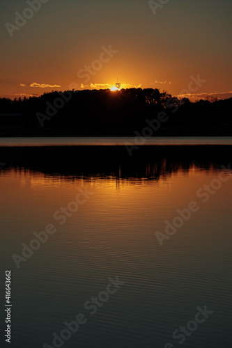 湖面の反射が美しい手賀沼の夕焼け © Mitsuo Iwaki