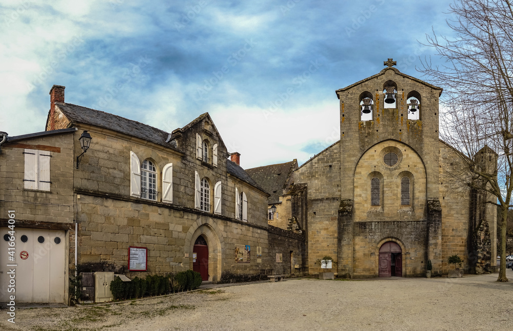 Aubazine (Corrèze, France) - Vue panoramique de l'église abbatiale Saint-Etienne