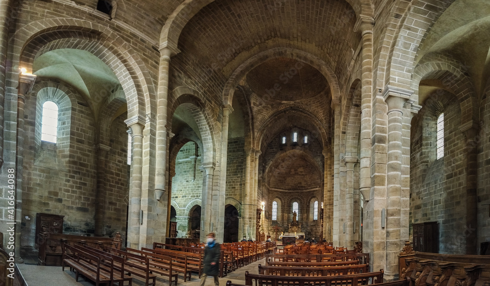 Aubazine (Corrèze, France) - Vue intérieure panoramique de la nef de l'église abbatiale Saint-Etienne