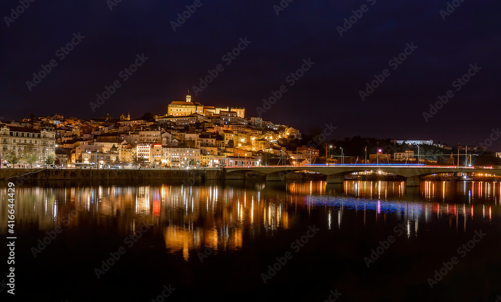 Coimbra à noite vista da margem esquerda do Mondego