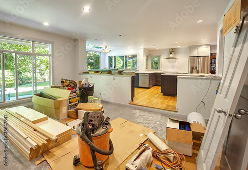 Fotografía Family room storing tools and supplies - Shelves, circular saw, doors and other