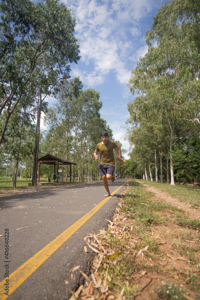 Hombre joven corriendo en sendero de ñuguazu luque asuncion al medio dia con calor