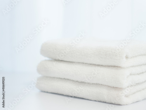 洗濯し部屋で畳んだタオル。家事・ライフスタイルのイメージ。