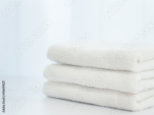 洗濯し部屋で畳んだタオル。家事・ライフスタイルのイメージ。