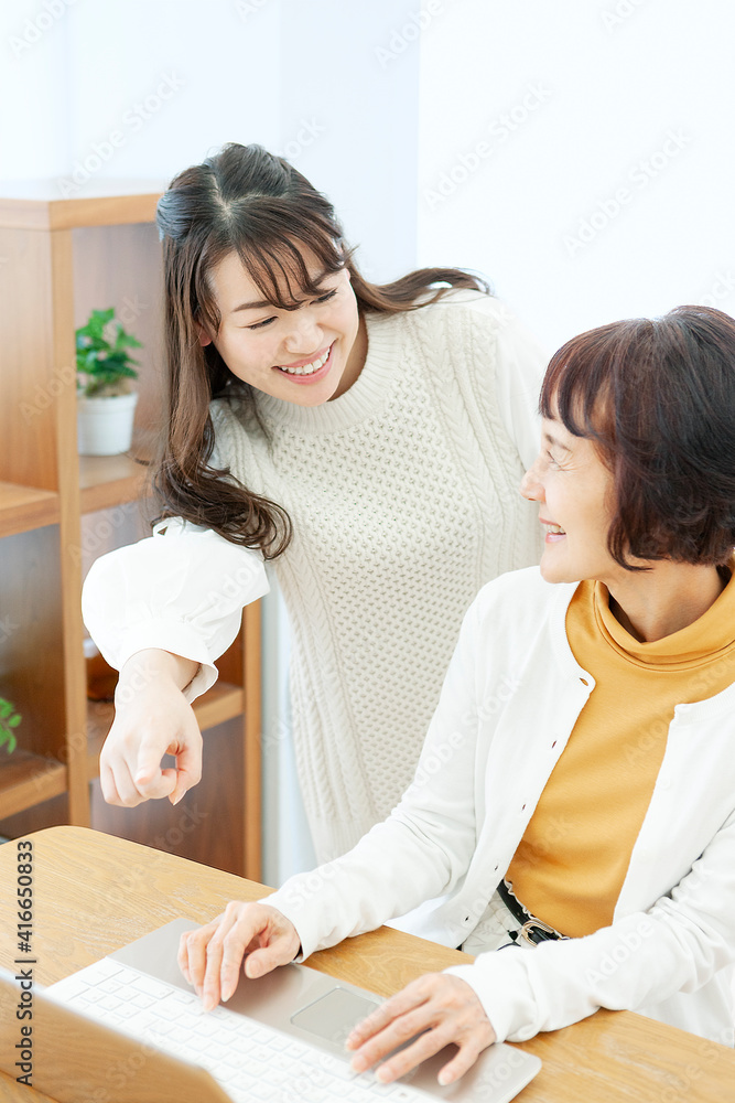 Fototapeta premium パソコンをする親子