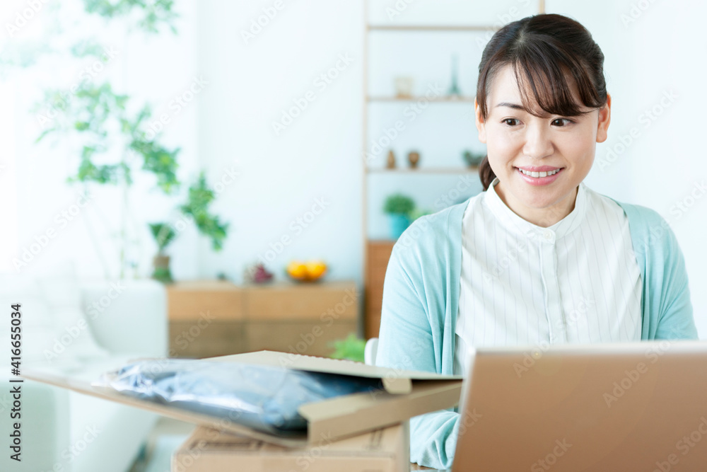 ネットショッピングする女性 ネットショッピングする女性