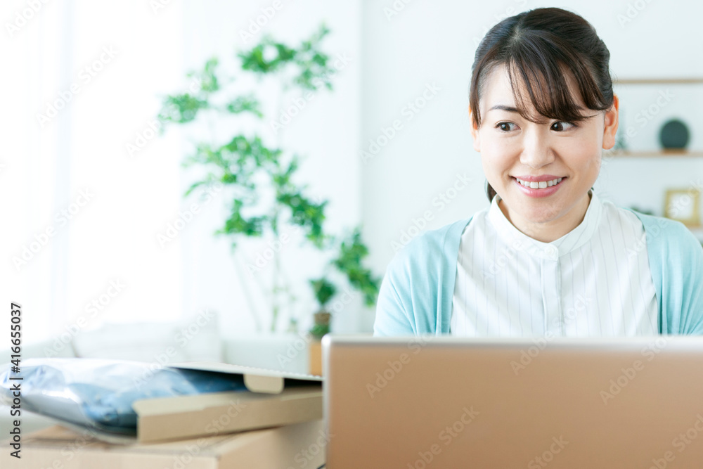 ネットショッピングする女性