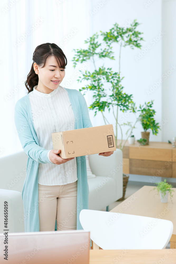 荷物を運ぶ女性