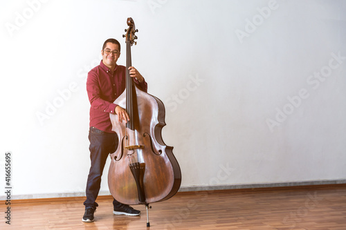 Tableau sur toile Professional double bass player