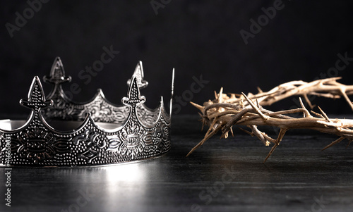 Obraz na plátne Kings Crown and the Crown of Thorns