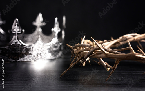 Tableau sur toile Kings Crown and the Crown of Thorns