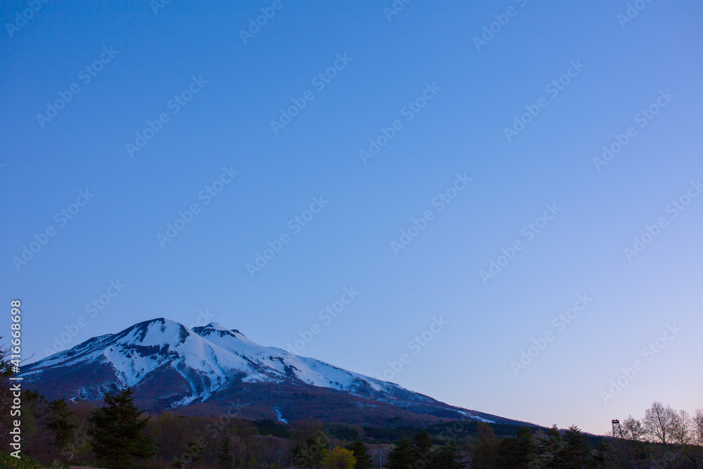 青白く浮かびあがる夜明け前の岩木山