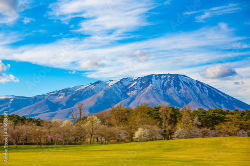 青空と雪残る岩手山