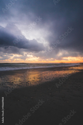 太平洋の波と夕焼け空 © Kengo/ けんご