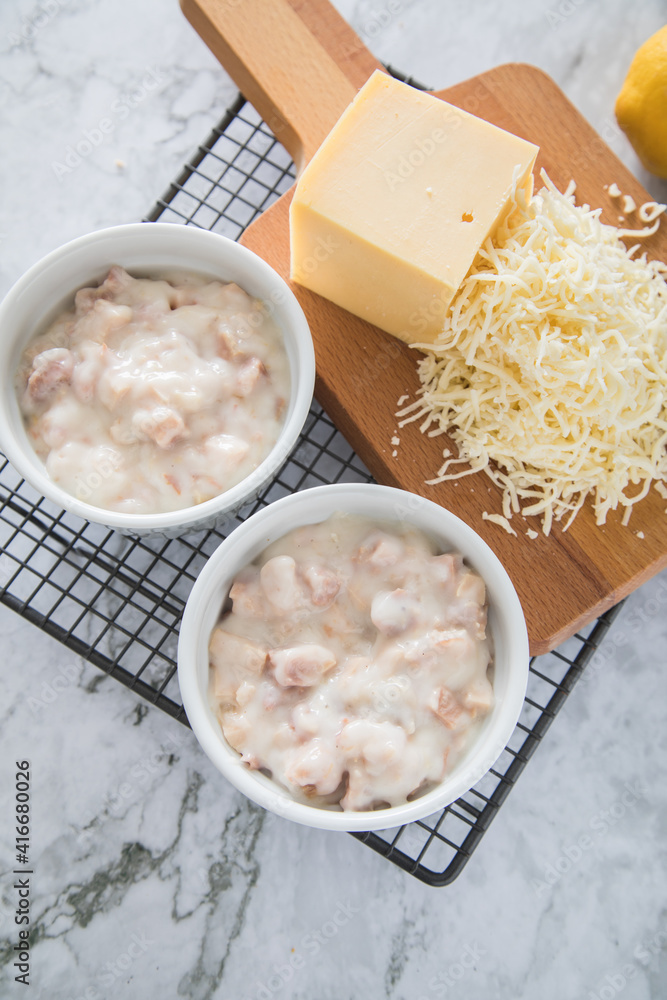 Fotka „Typisches DDR Würzfleisch Ragout Fin mit geriebenen Gouda Käse ...