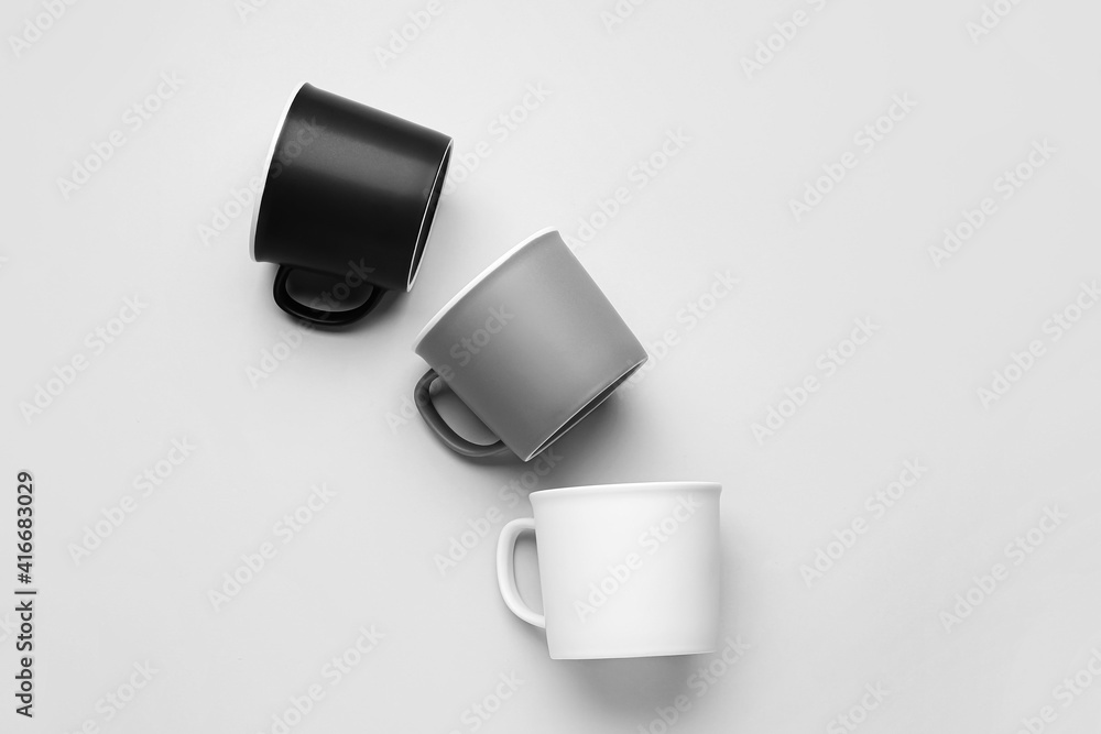 Obraz premium Empty cups on light background