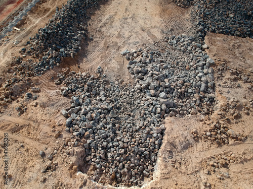 Vista aérea de movimiento de tierras de una obra de construcción 
