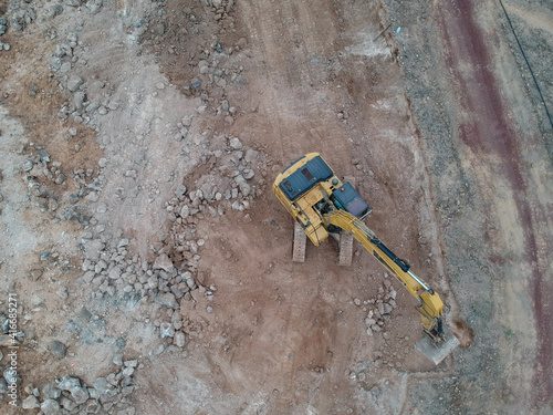 Vista aérea de movimiento de tierras de una obra de construcción 