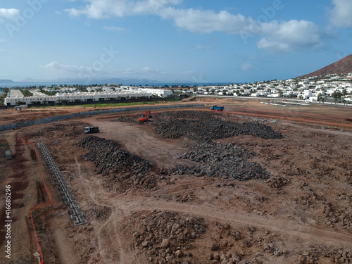 Vista aérea de movimiento de tierras de una obra de construcción 