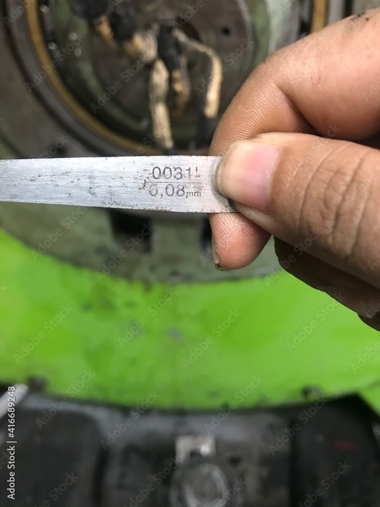 How to measure the clearance of the bearing with the shaft using a