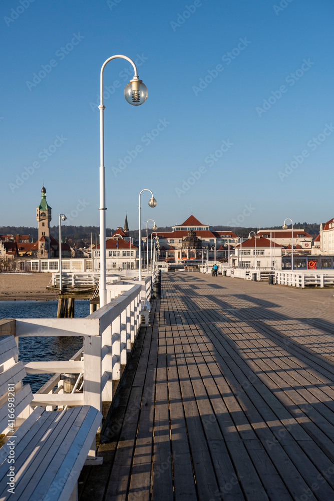 Obraz premium Molo w Sopocie w Polsce. Najstarsze drewniane molo w Europie. Sopot jako popularny kierunek turystyczny.