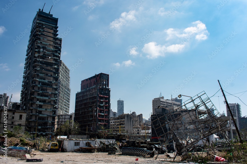 Obraz premium buildings at the modern part of Beirut after a massive explosion in August 2020