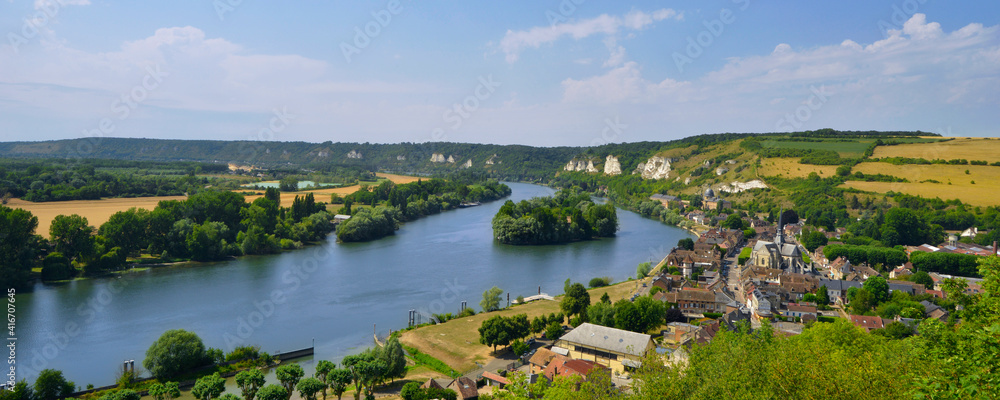 Panoramique la Seine parcoure les Andelys (27700), département de l' Eure en région Normandie, France
