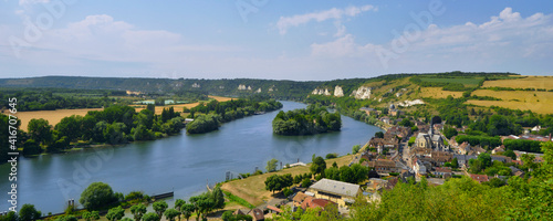 Panoramique la Seine parcoure les Andelys  27700   d  partement de l  Eure en r  gion Normandie  France
