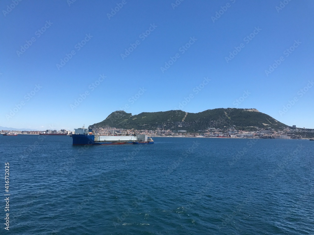 Fels von Gibraltar im Mittelmeer am Nachmittag von einem Kreuzfahrtschiff aus fahrend Richtung Lissabon Portugal