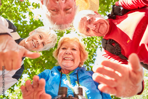 Gruppe aktiver Senioren in einer Wandergruppe photo