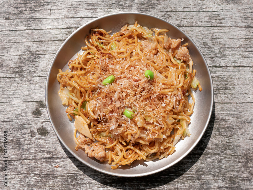 山やキャンプで調理するアウトドアごはん・山ごはん【やきそば】