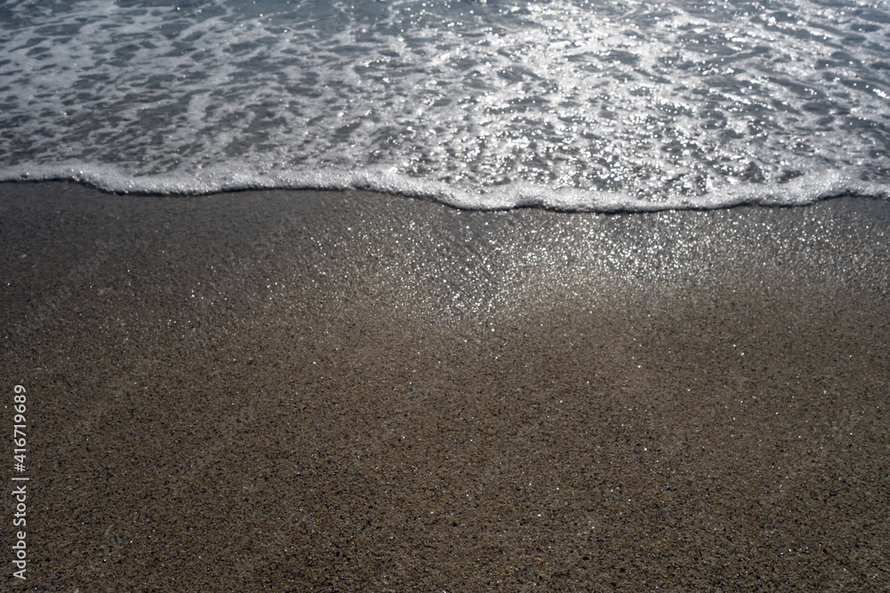 Obraz premium Coming wave and beach sand.