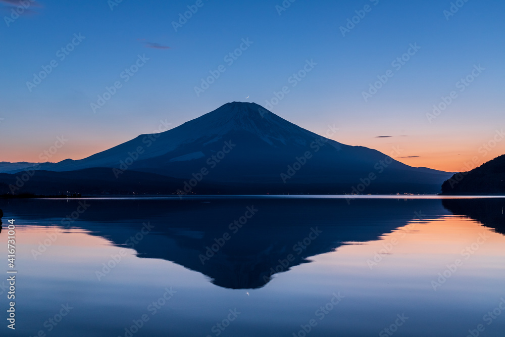 冬の富士山に沈む三日月