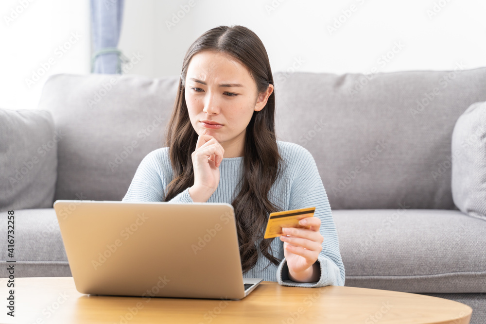 クレジットカードを使用する若いアジア人女性 クレジットカードを使用する若いアジア人女性