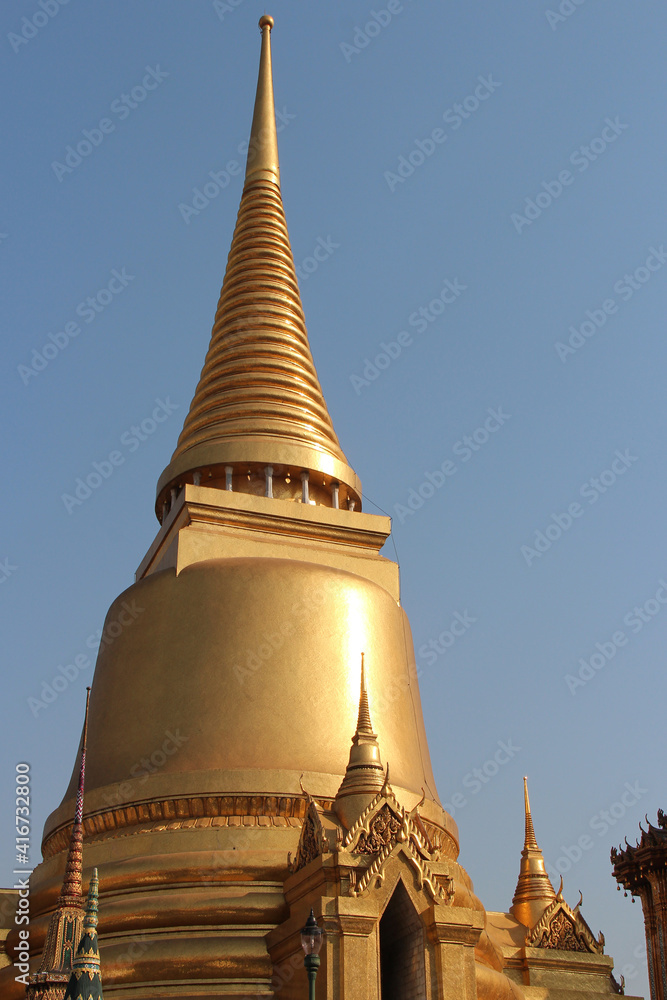 Naklejka premium buddhist temple (wat phra kaeo) at the royal palace in bangkok in thailand