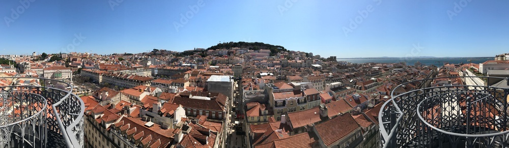Lissabon Portugal - über den Dächer - rundum Blick Panorama auf die Stadt Altstadt  im Frühjahr bei Sonne