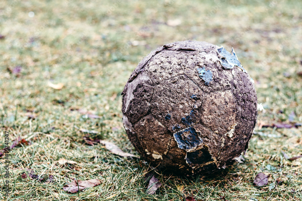 Stara podarta piłka do piłki nożnej. - obrazy, fototapety, plakaty 