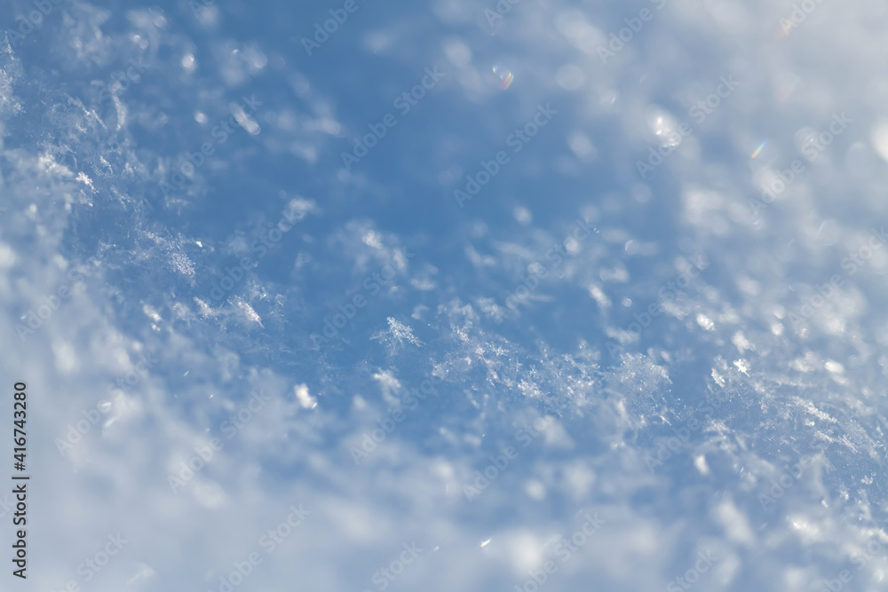 Winter Schnee Flocken Kristalle Makro Nahaufnahme  Glanz Hintergrund Sonne Weihnachten Stimmung Wiese Deutschland Idyll Eis kalt blau himmelblau luftig leicht welle