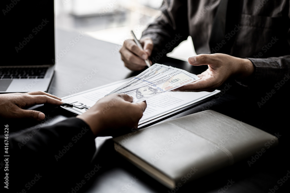 The company's procurement manager is contracting a partner company, accepting large amounts of bribes in dollar bills to cooperate in defrauding the company, fraud is illegal and immoral. The company's procurement manager is contracting a partner company, accepting large amounts of bribes in dollar bills to cooperate in defrauding the company, fraud is illegal and immoral.