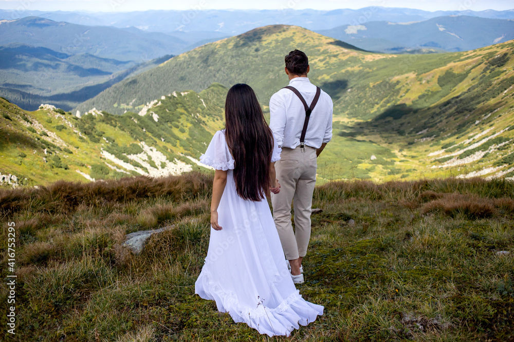 Naklejka premium couple in the mountains