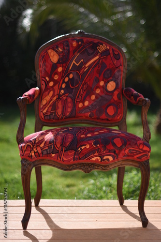 Fauteuil rouge de style Louis XV 