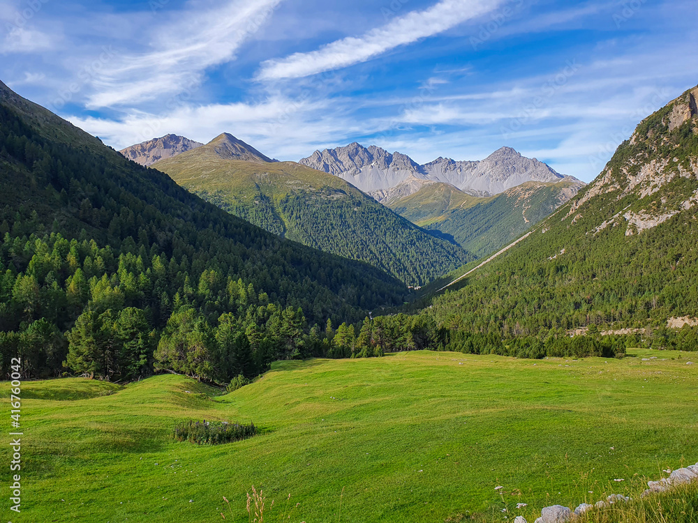 Schweizer Natur in den Bergen von Graubünden, blauer Himmel, Sommer