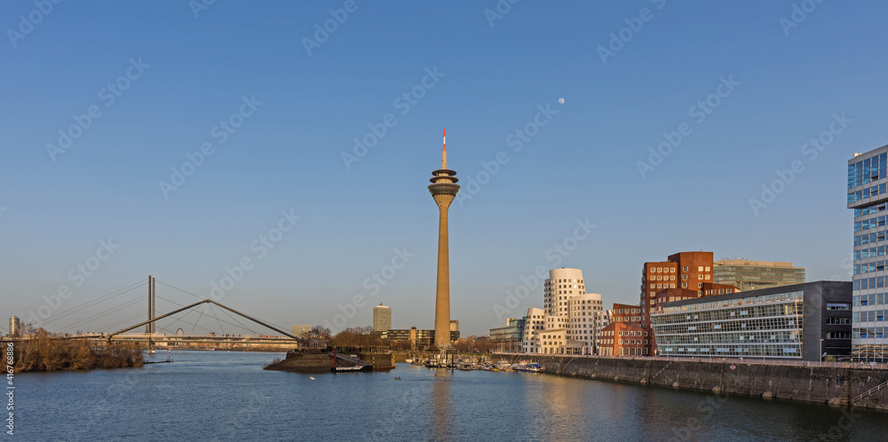 Der Medienhafen mit dem Rheinturm in Düsseldorf im Frebruar 2021; Nordrhein-Westfalen; Deutschland