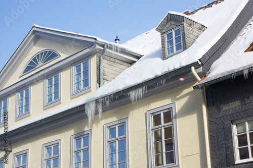 Eiszapfen hängen von Dach